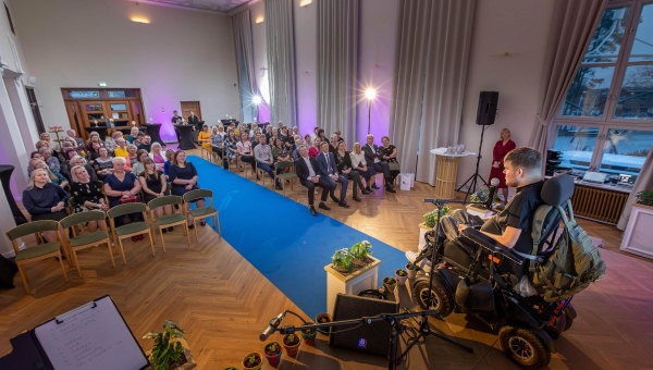 Külalised nautimas stand-up koomiku Janar Petersoni etteastet. Foto: AIGAR NAGEL